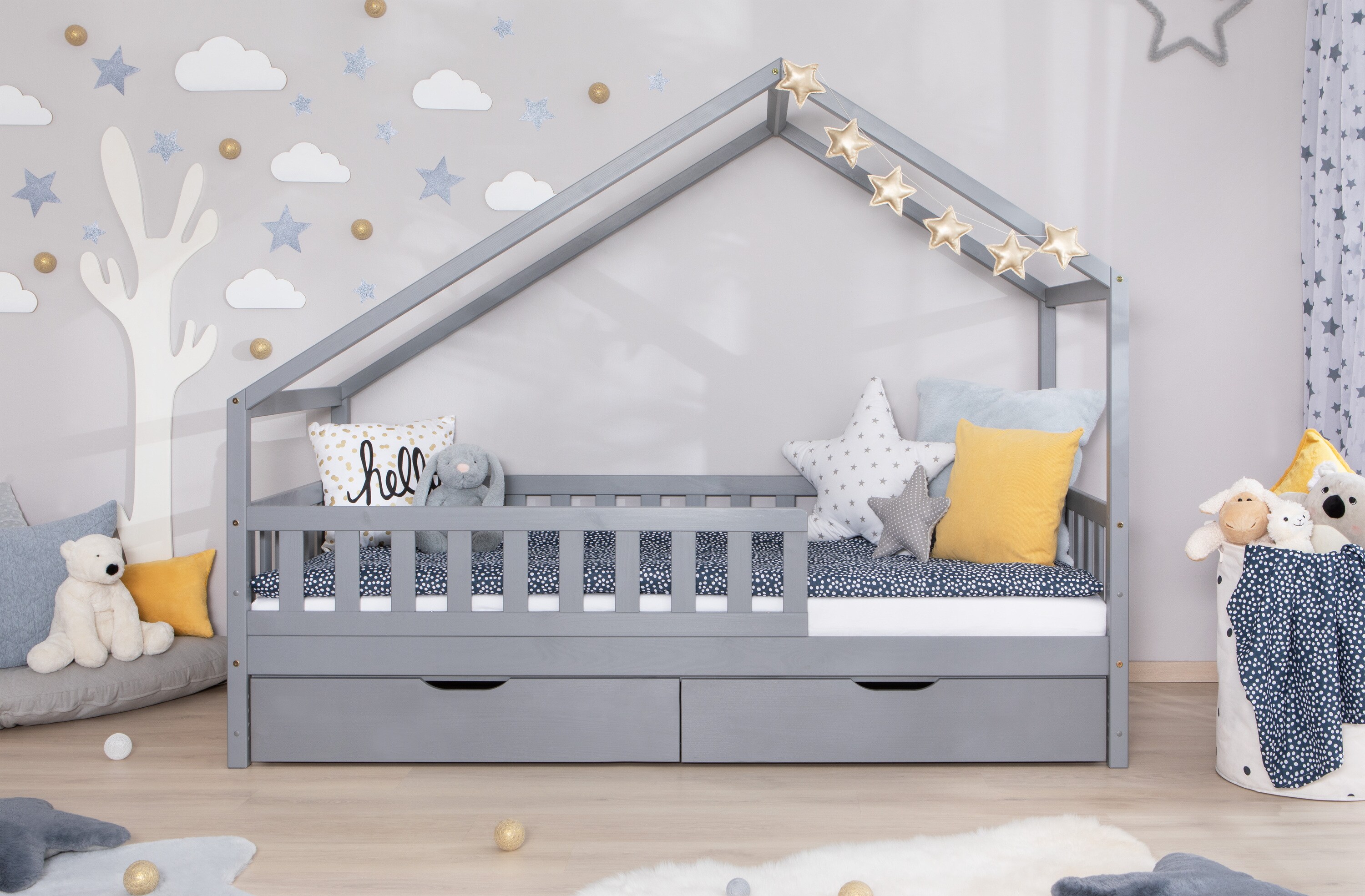 TiCAA TiCAA Hausbett Bodenbett wandelbar mit asymmetrischem Dach "Lou" 90/100/120/140x200 cm f&uuml;r Jungen & M&auml;dchen, inkl. Rolllattenrost, Schubladen & Rausfallschutz, Montessori Bett aus Kiefer Massivholz - Bild 1