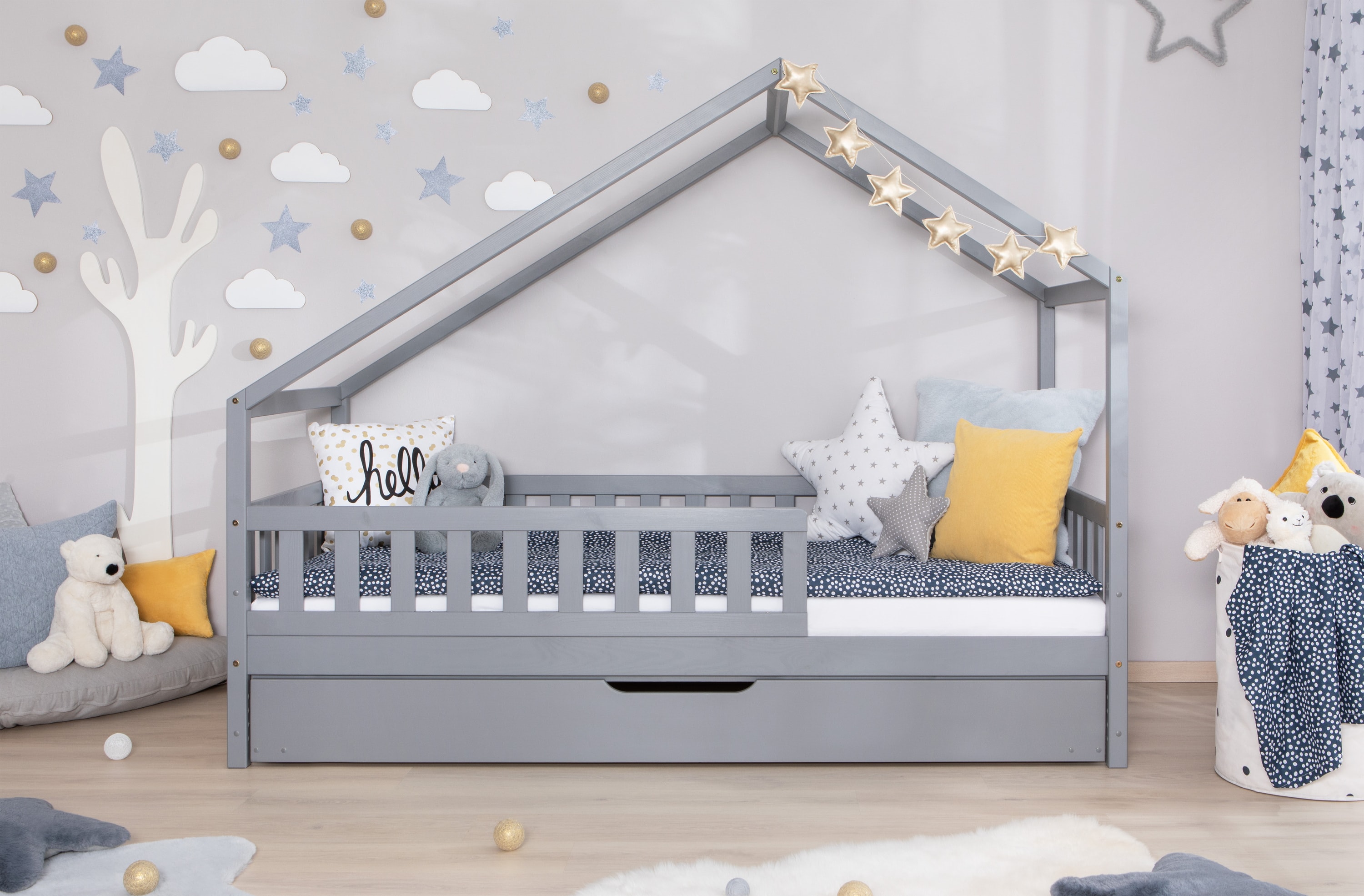 TiCAA TiCAA Hausbett Bodenbett wandelbar mit asymmetrischem "Lou" 90/100/120/140x200 cm f&uuml;r Jungen & M&auml;dchen, inkl. Rolllattenrost, Zusatzbett & Rausfallschutz, Montessori Bett aus Kiefer Massivholz - Bild 1