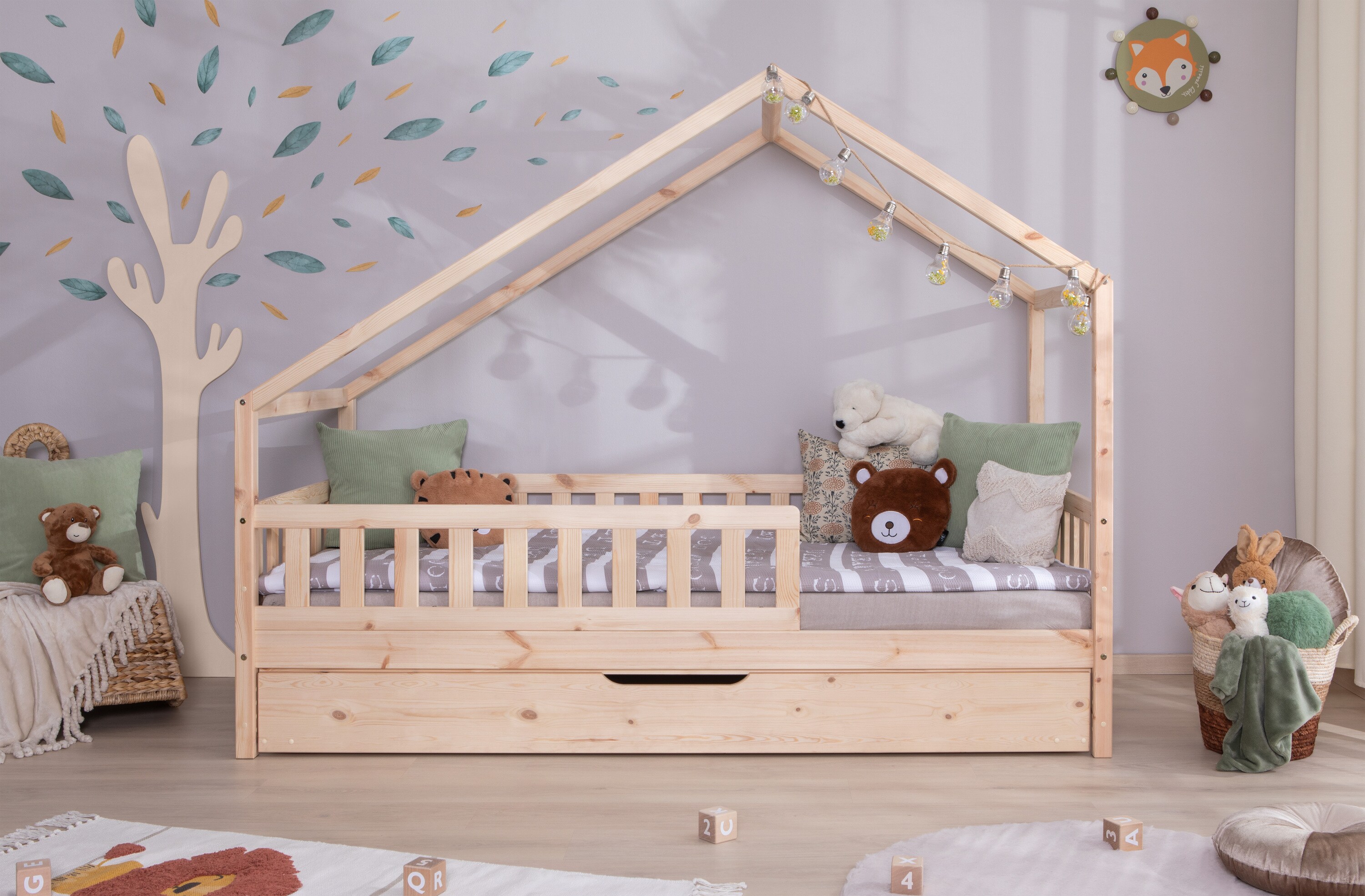TiCAA TiCAA Hausbett Bodenbett wandelbar mit asymmetrischem "Lou" 90/100/120/140x200 cm f&uuml;r Jungen & M&auml;dchen, inkl. Rolllattenrost, Zusatzbett & Rausfallschutz, Montessori Bett aus Kiefer Massivholz - Bild 1