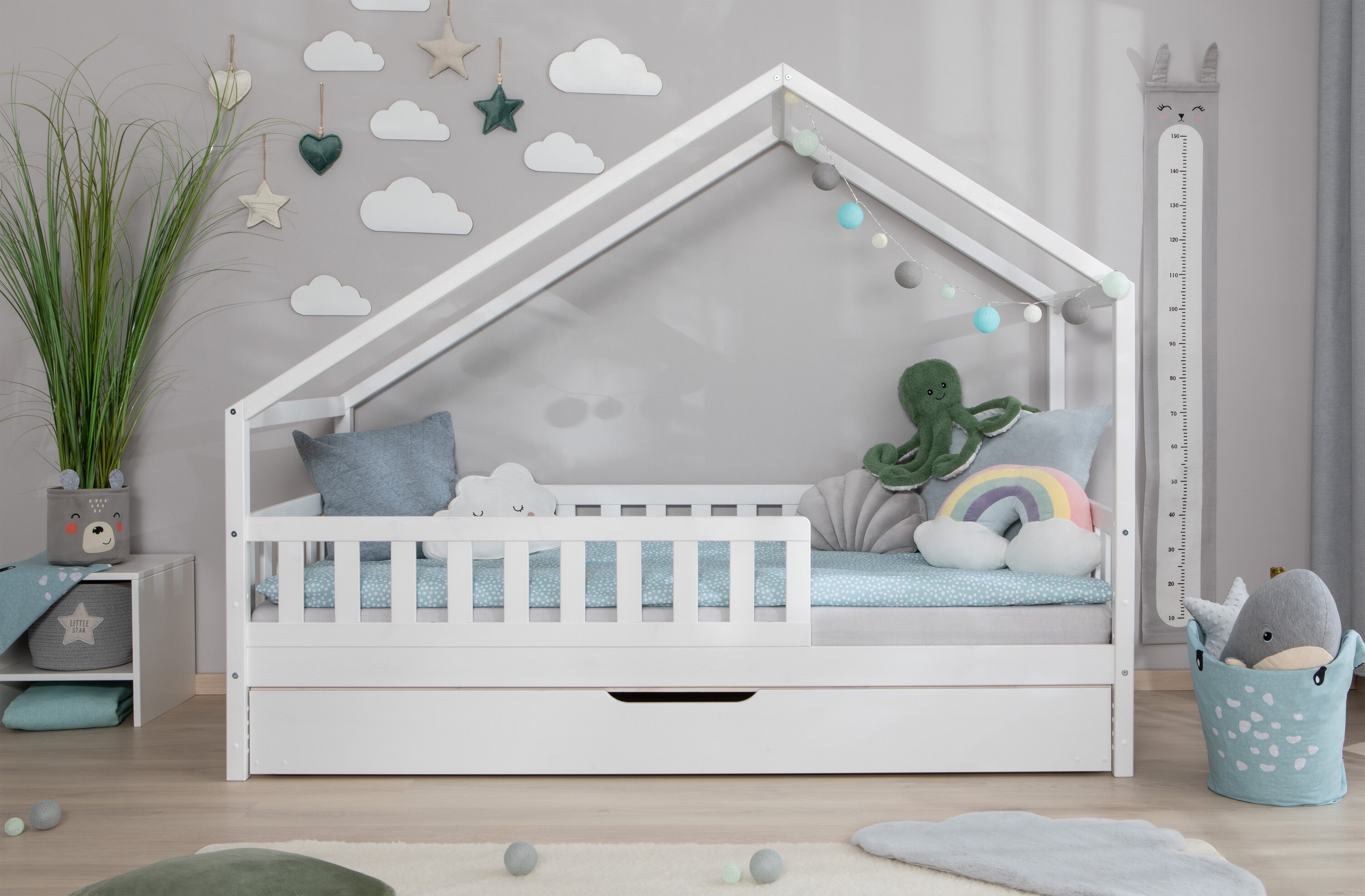 TiCAA TiCAA Hausbett Bodenbett wandelbar mit asymmetrischem "Lou" 90/100/120/140x200 cm f&uuml;r Jungen & M&auml;dchen, inkl. Rolllattenrost, Zusatzbett & Rausfallschutz, Montessori Bett aus Kiefer Massivholz - Bild 1