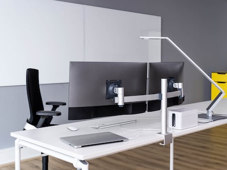 Durable 508323 Monitor Halterung Pro mit Tischklemme, flexibler Schwenkarm  360° drehbar, für VESA Bildschirme 21-27, silber
