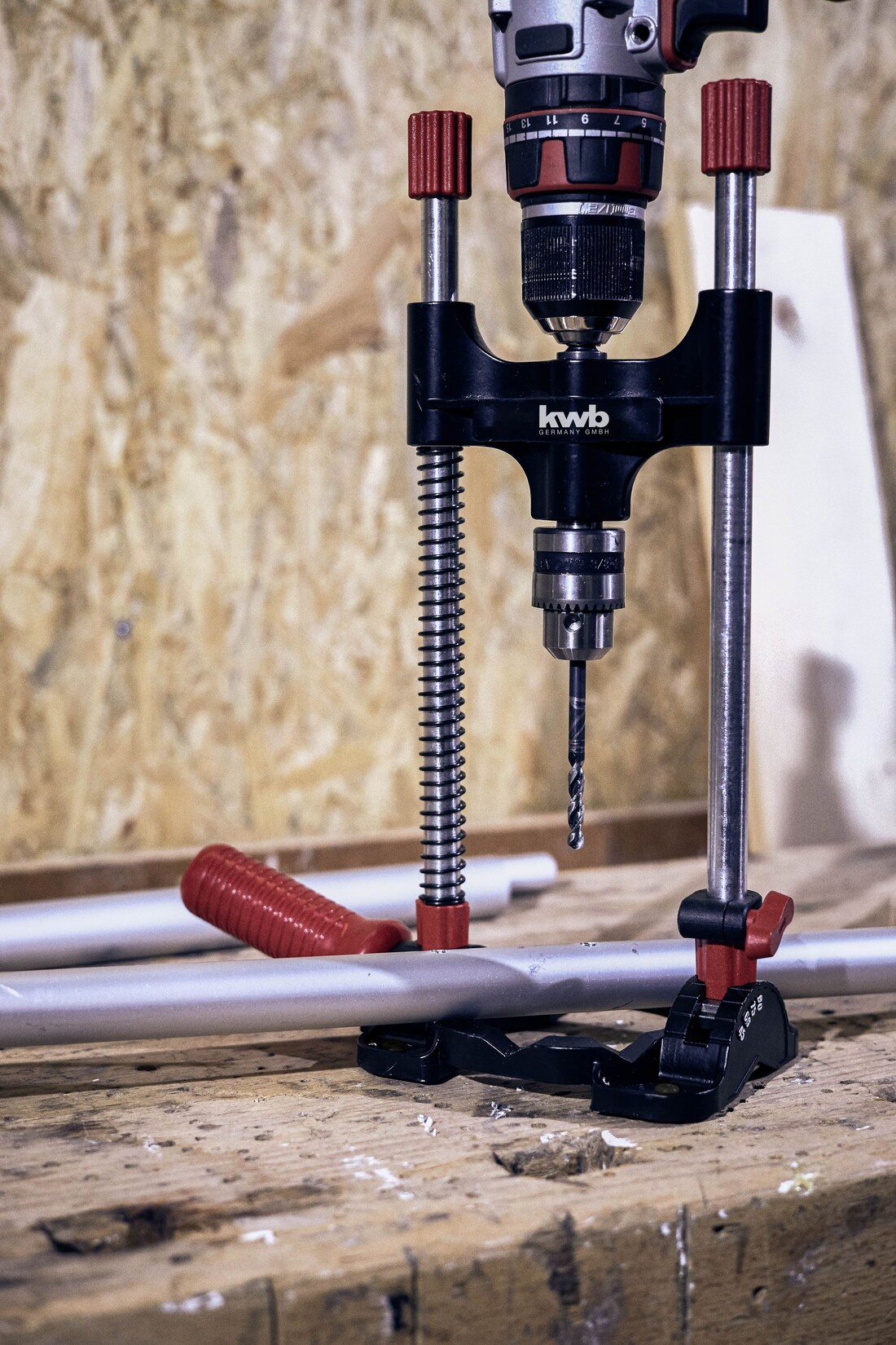 kwb Bohrständer mit Bohrfutter, Sechskant-Antrieb/Mobiler Bohrständer für Akku-Schrauber und Bohrmaschinen, einstellbare Winkel-Arretierung 45 60 75 90°, für Flächen und runde Werkstücke | 04009317785002