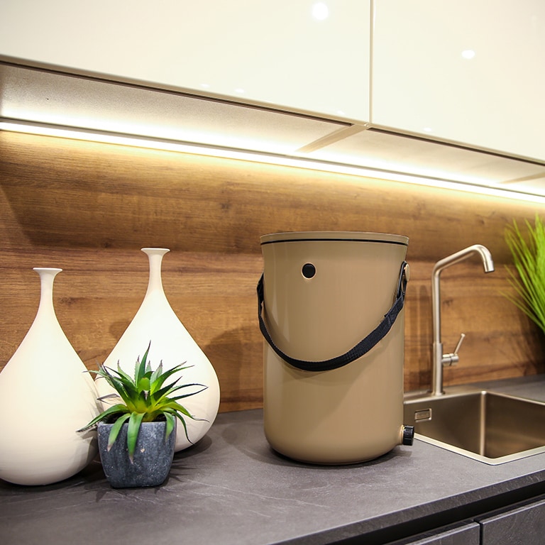 Skaza Bokashi Organko 2 | Preisgekr&ouml;nter K&uuml;chenkompostbeh&auml;lter aus recyceltem Kunststoff | 9.6 L | Starter Set f&uuml;r K&uuml;chenabf&auml;lle und Kompostierung | mit EM Bestreuung 1 kg | Braun-Beige - Bild 1