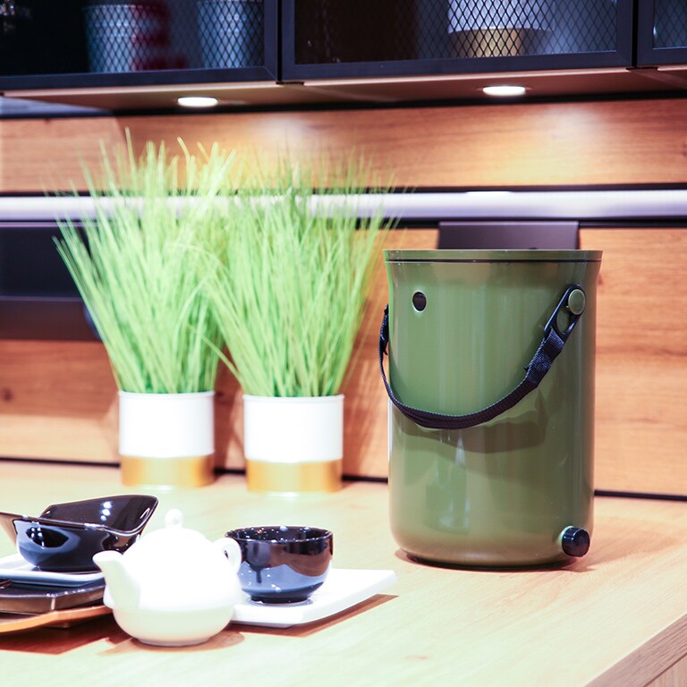 Skaza Bokashi Organko 2   Preisgekrönter Küchenkompostbehälter aus recyceltem Kunststoff      Starter Set für Küchenabfälle und Kompostierung   mit EM Bestreuung 1 kg   Olive Grün
