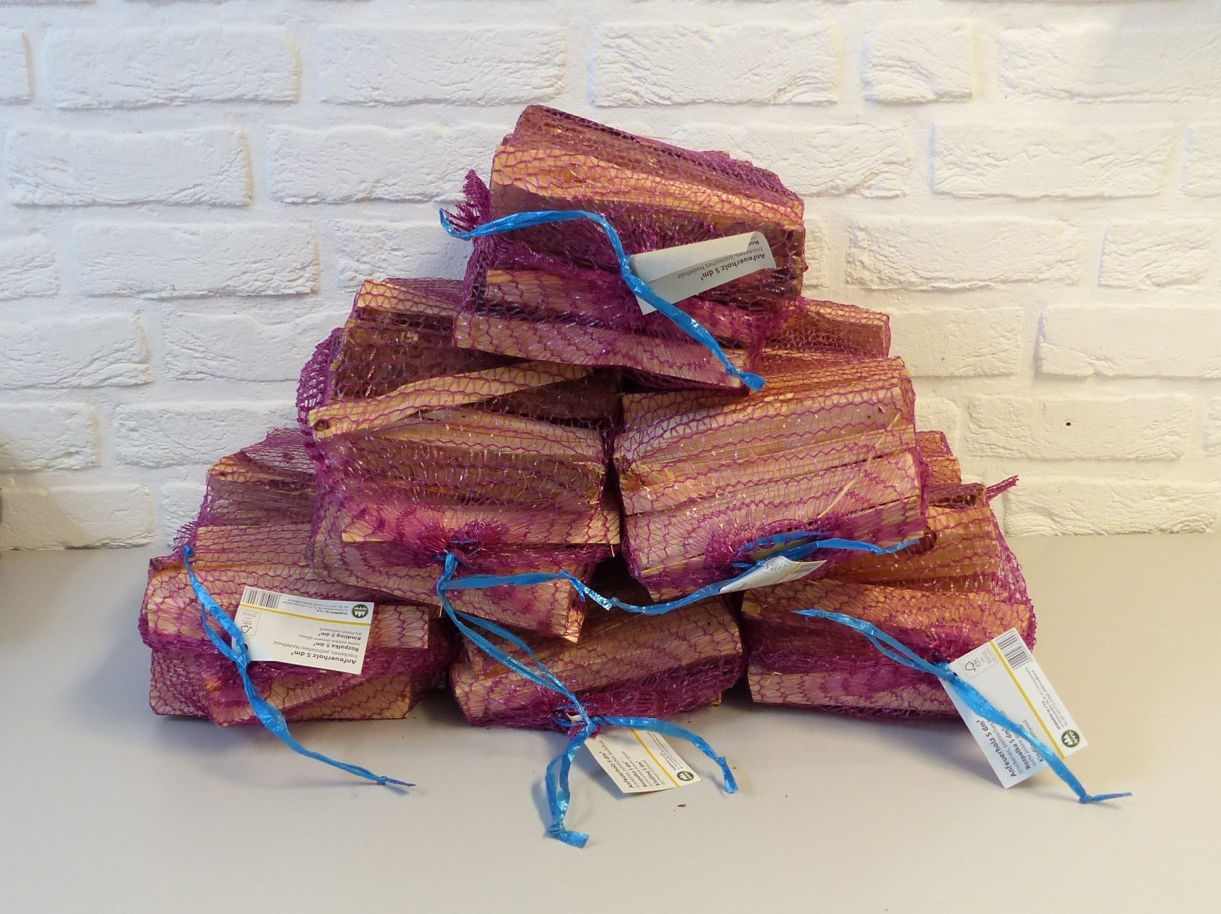 Anfeuerholz 6 x 3 kg Nadelholz &ndash; Ofentrockenes Anz&uuml;ndholz in Netzen f&uuml;r Kamin und Ofen - Bild 1
