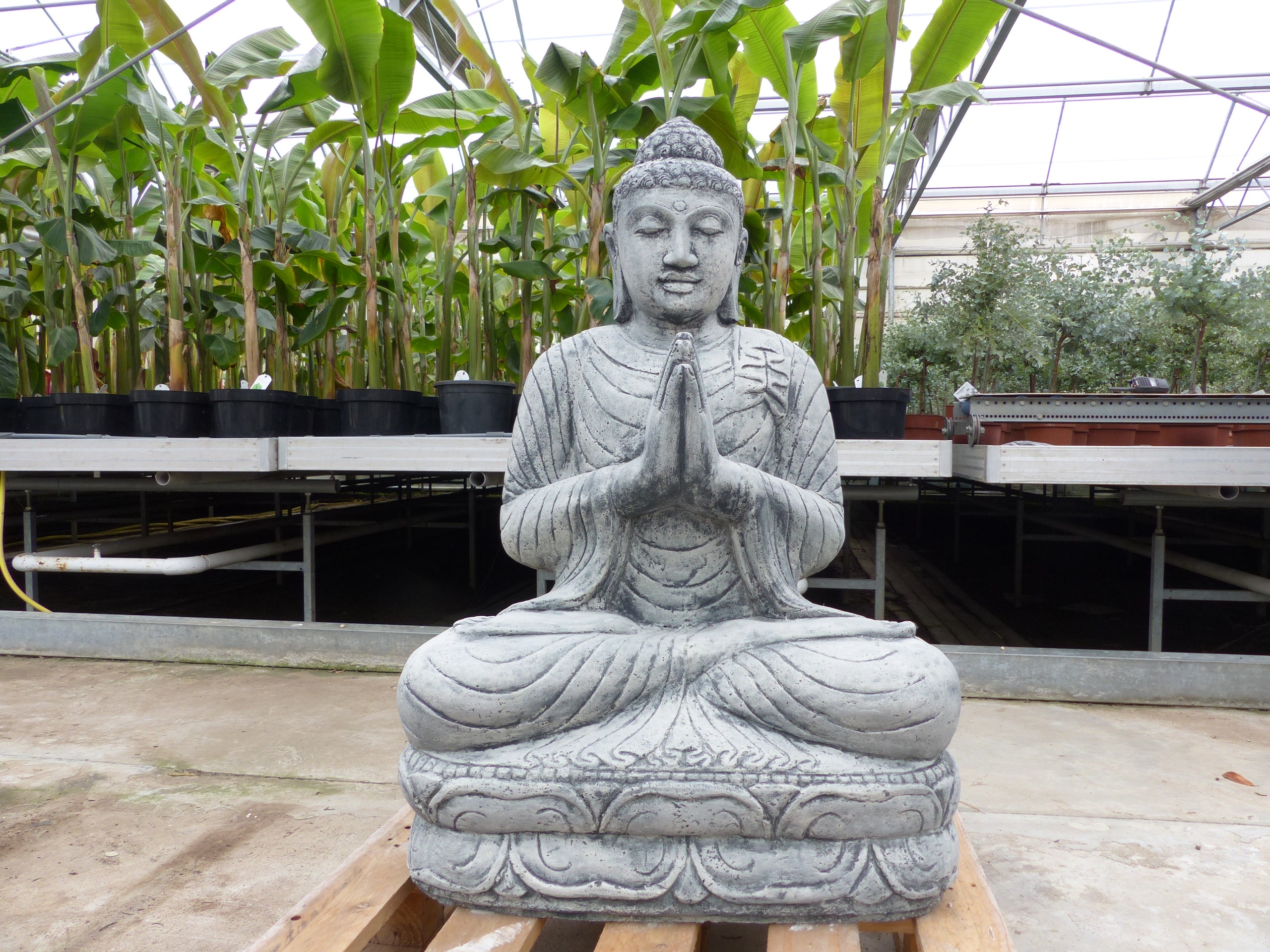 Buddha-Figur / Skulptur 100 cm aus Steinguss &ndash; sitzend auf Lotusthron winterfest - Bild 1