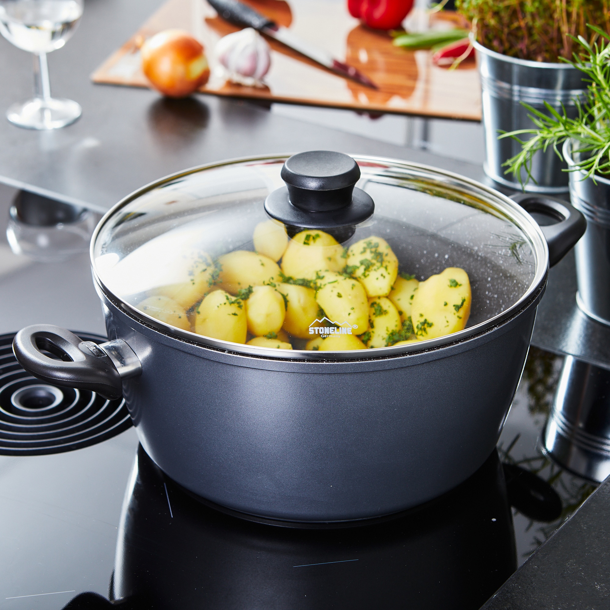 Stoneline XXL Kochtopf 28 cm, mit Deckel, Induktion, Aluguss, beschichtet mit echten Steinpartikeln, grau, beschichteter Kochtopf groß, 28cm Durchmesser, antihaftbeschichtet online kaufen bei Netto