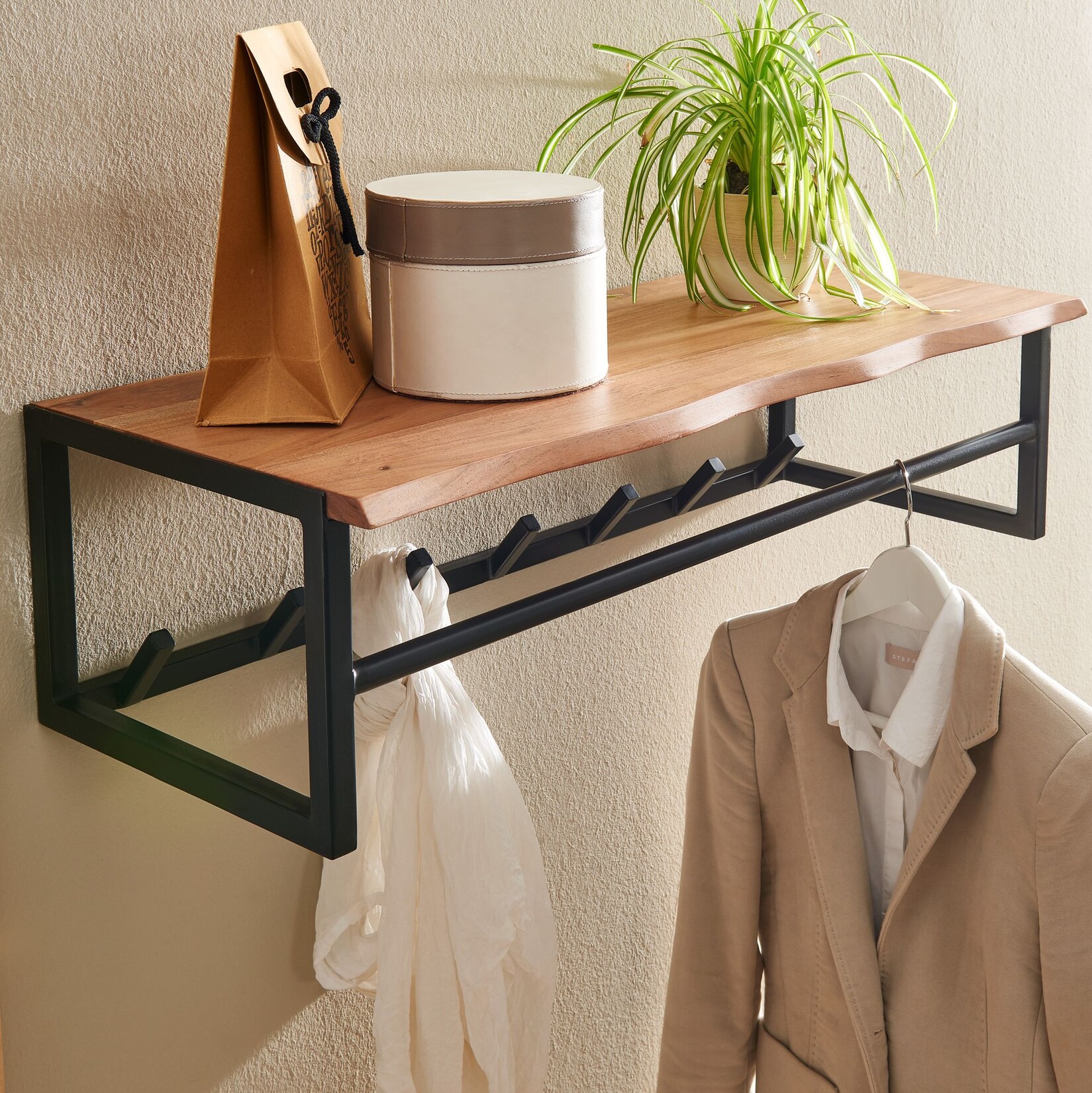 KADIMA DESIGN Rustikale Wandgarderobe, Akazienholz & Metall, Natürliche Baumkante