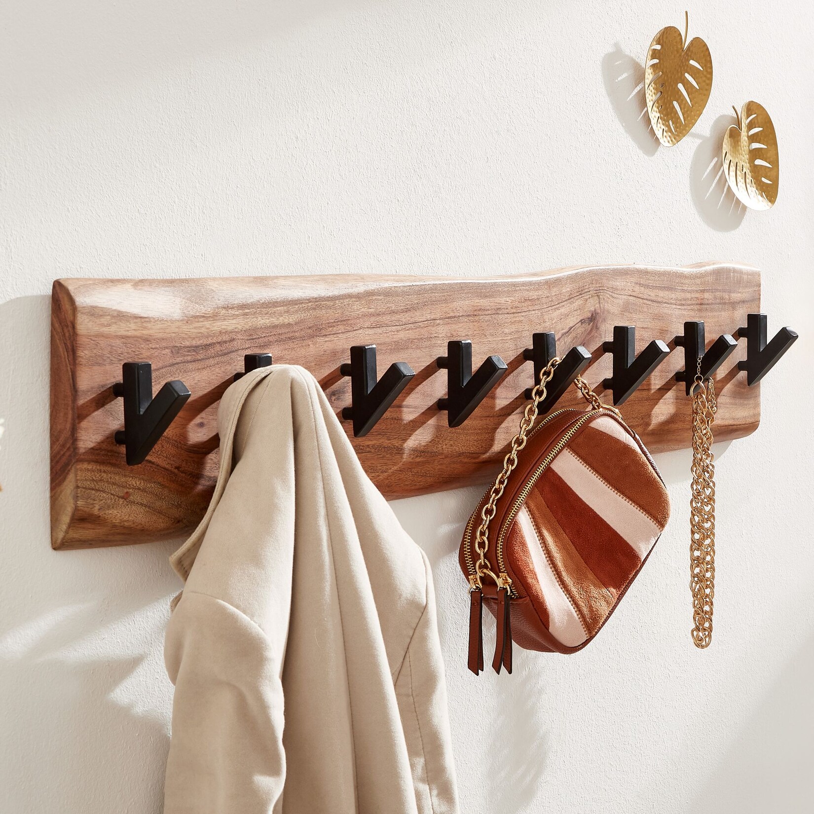 KADIMA DESIGN Massivholz und Metall Garderobe mit Baumkante, Rustikaler Flurgarderobe, 8 Haken für Jacken & Mäntel