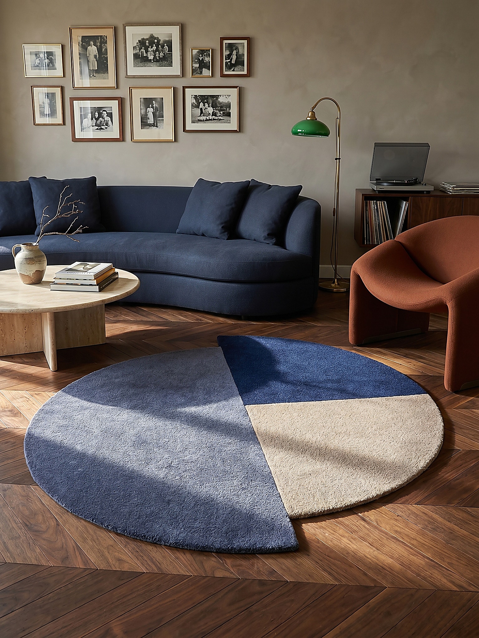 Teppich Kurzflor HALLEIN Kreis-Segmente Wolle organische Form 150x150 cm Blau-Beige modern minimalistisch skulptural | Kadima Design - Bild 1