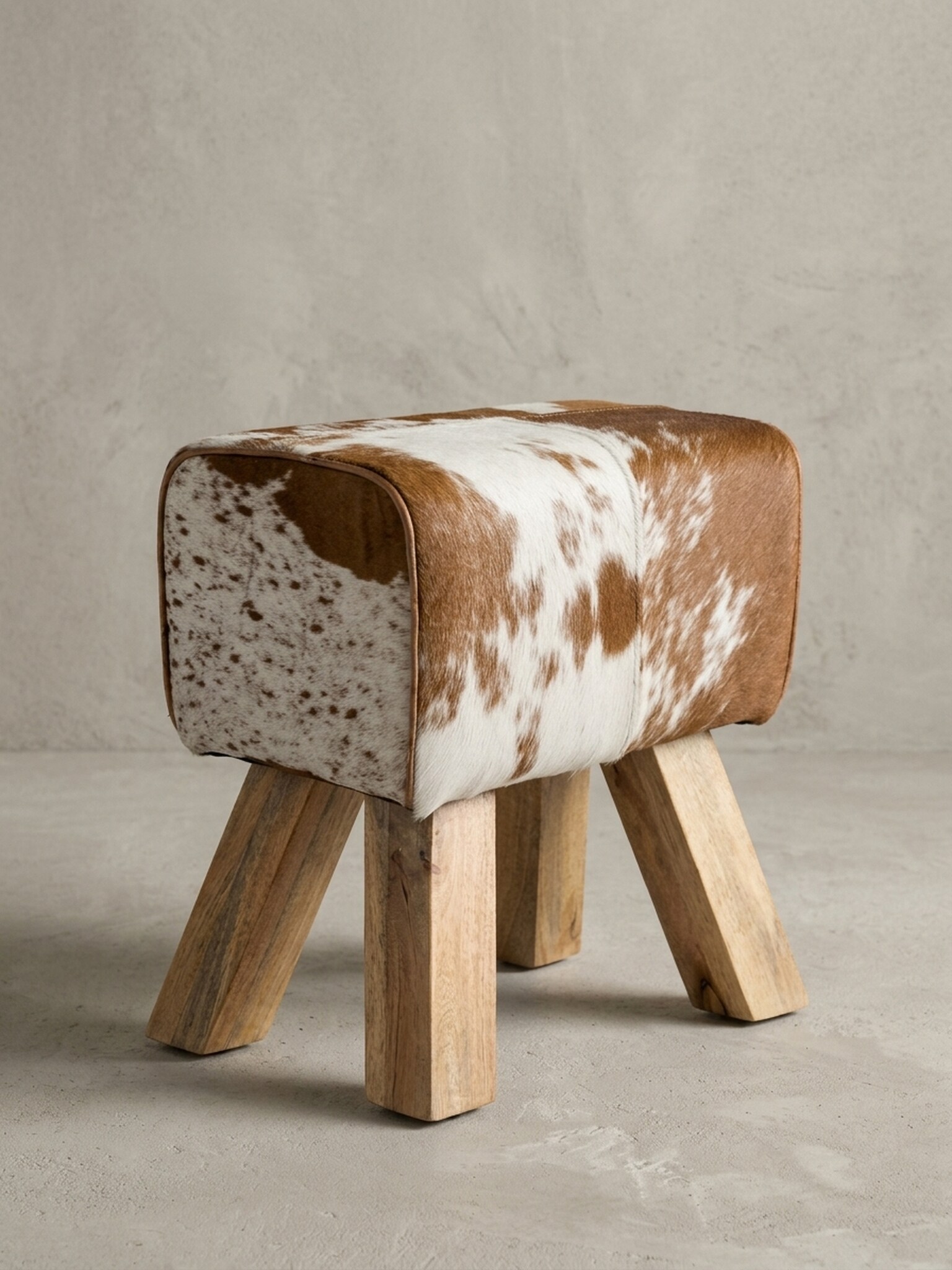 Sitzhocker &ndash; Ziegenfell, 40x30x47 cm, Turnbock-Design, Braun/Wei&szlig; - Bild 1