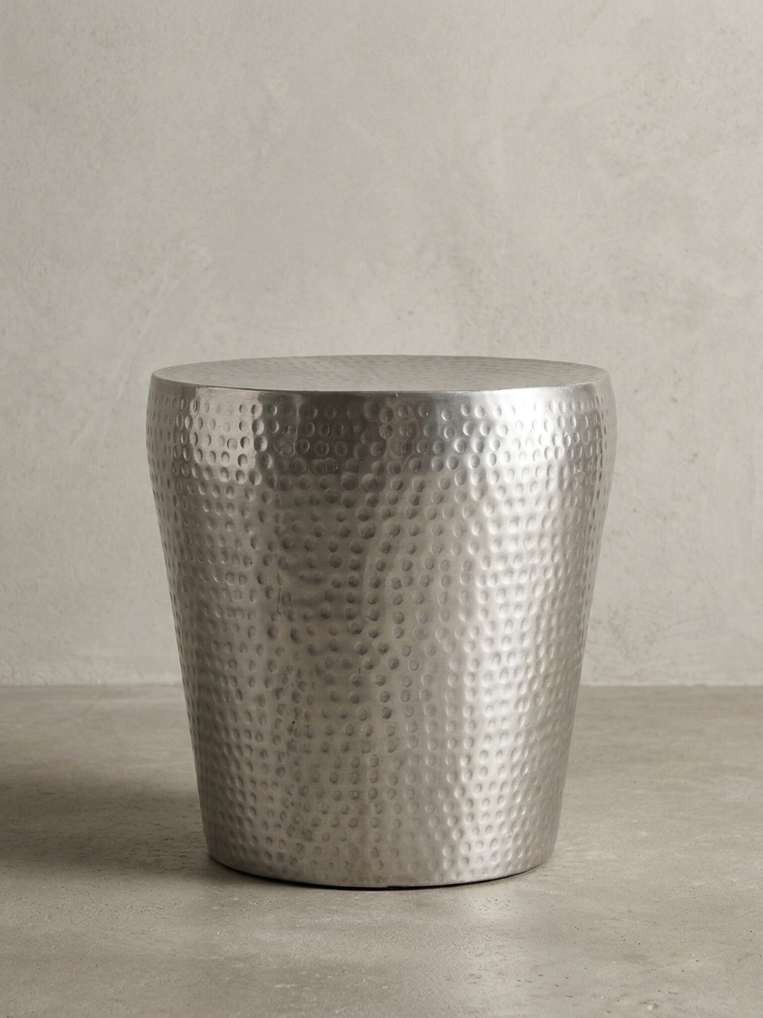 Beistelltisch &ndash; rund, Aluminium Silber, Hammerschlag, orientalisch, 41x41x41 cm - Bild 1