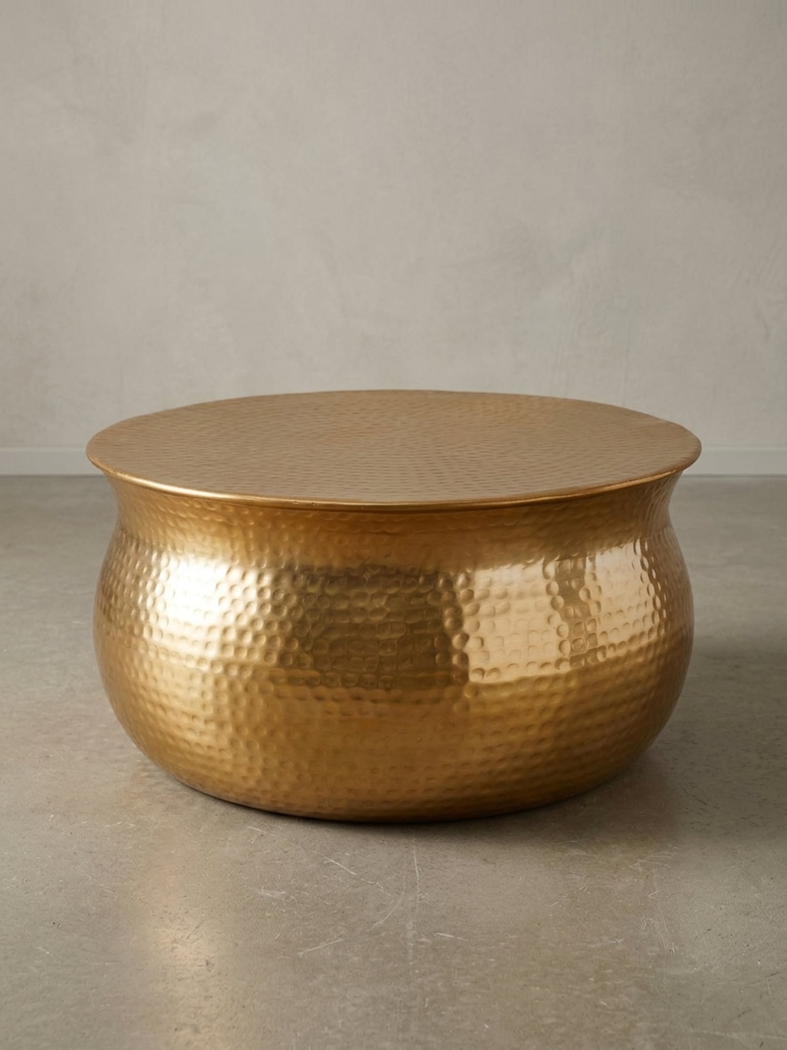 Couchtisch aus Aluminium im orientalischen Stil mit flachem Hammerschlag-Design, Gold 60x60x30 cm - Bild 1