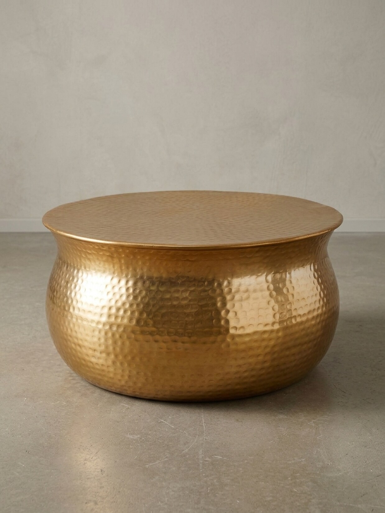 Couchtisch aus Aluminium im orientalischen Stil mit flachem Hammerschlag-Design, Gold 60x60x30 cm