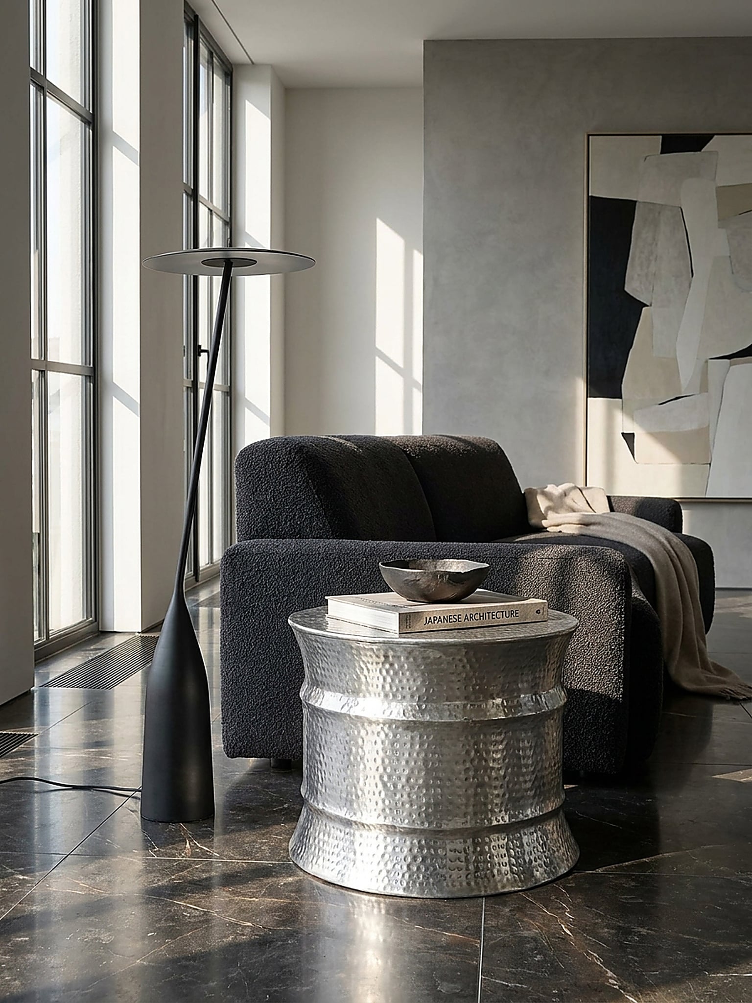 Couchtisch rund in Silber, Aluminium, orientalisches Design, 62x41x62cm - Bild 1
