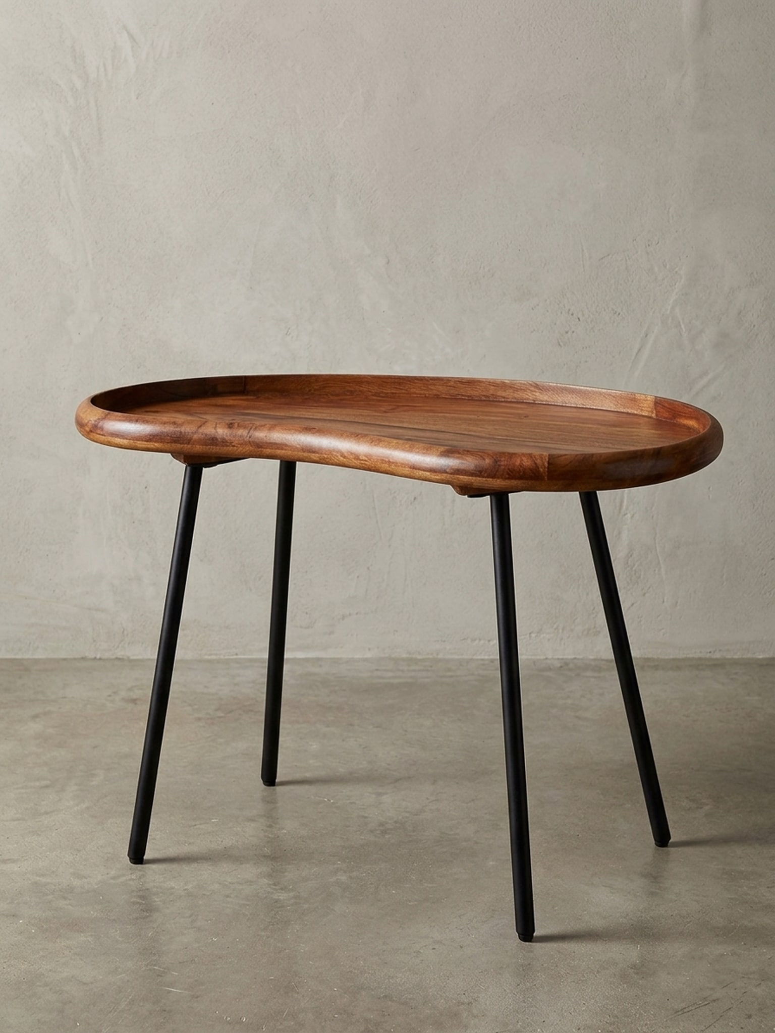 Couchtisch in Nierenform aus Massivholz mit Metallbeinen, Dunkelbraun 40x71x51 cm - Bild 1