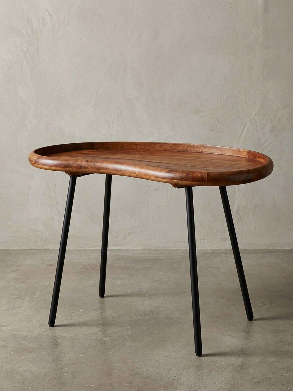 Couchtisch in Nierenform aus Massivholz mit Metallbeinen, Dunkelbraun 40x71x51 cm