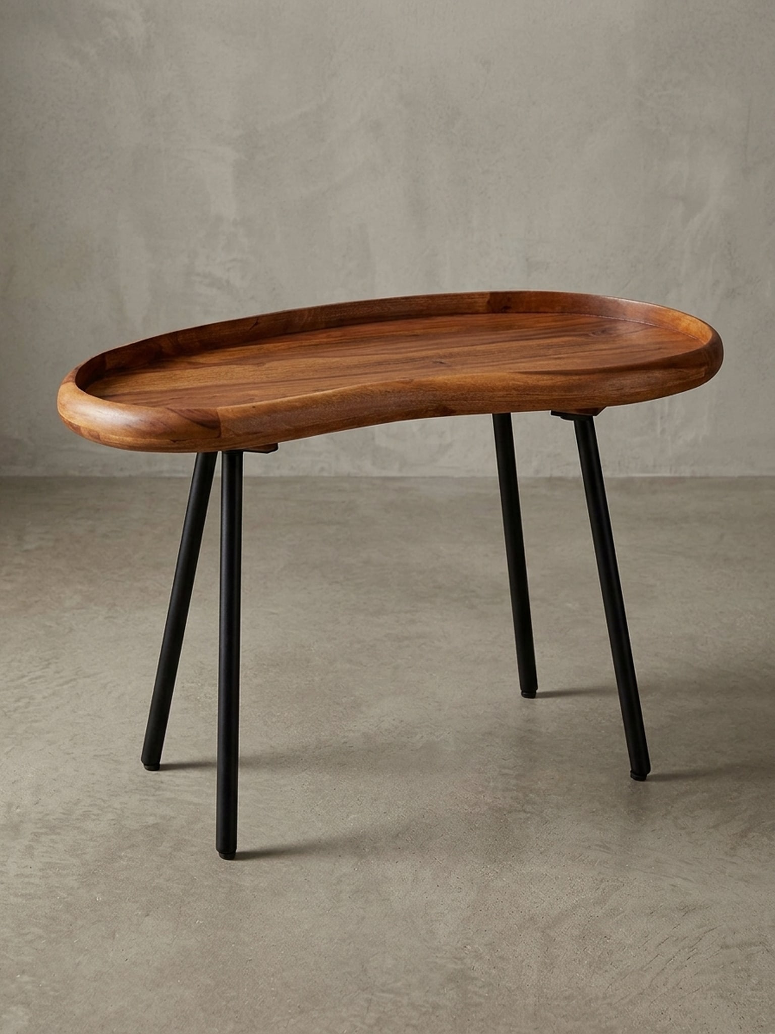 Couchtisch in Nierenform aus Massivholz mit Metallbeinen, Dunkelbraun 40x71x42 cm - Bild 1