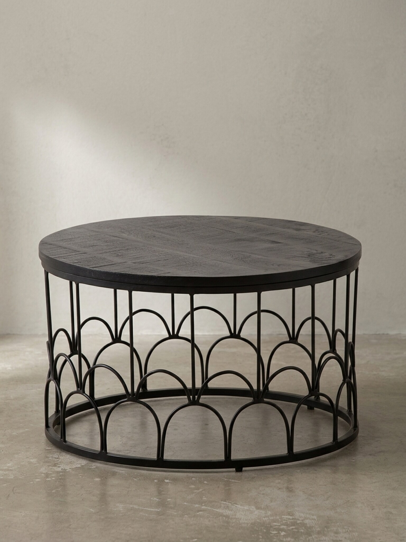 Couchtisch Rund in Schwarz aus Mango Massivholz mit Metallgestell, 60x60x36cm, Industrial Design - Bild 1