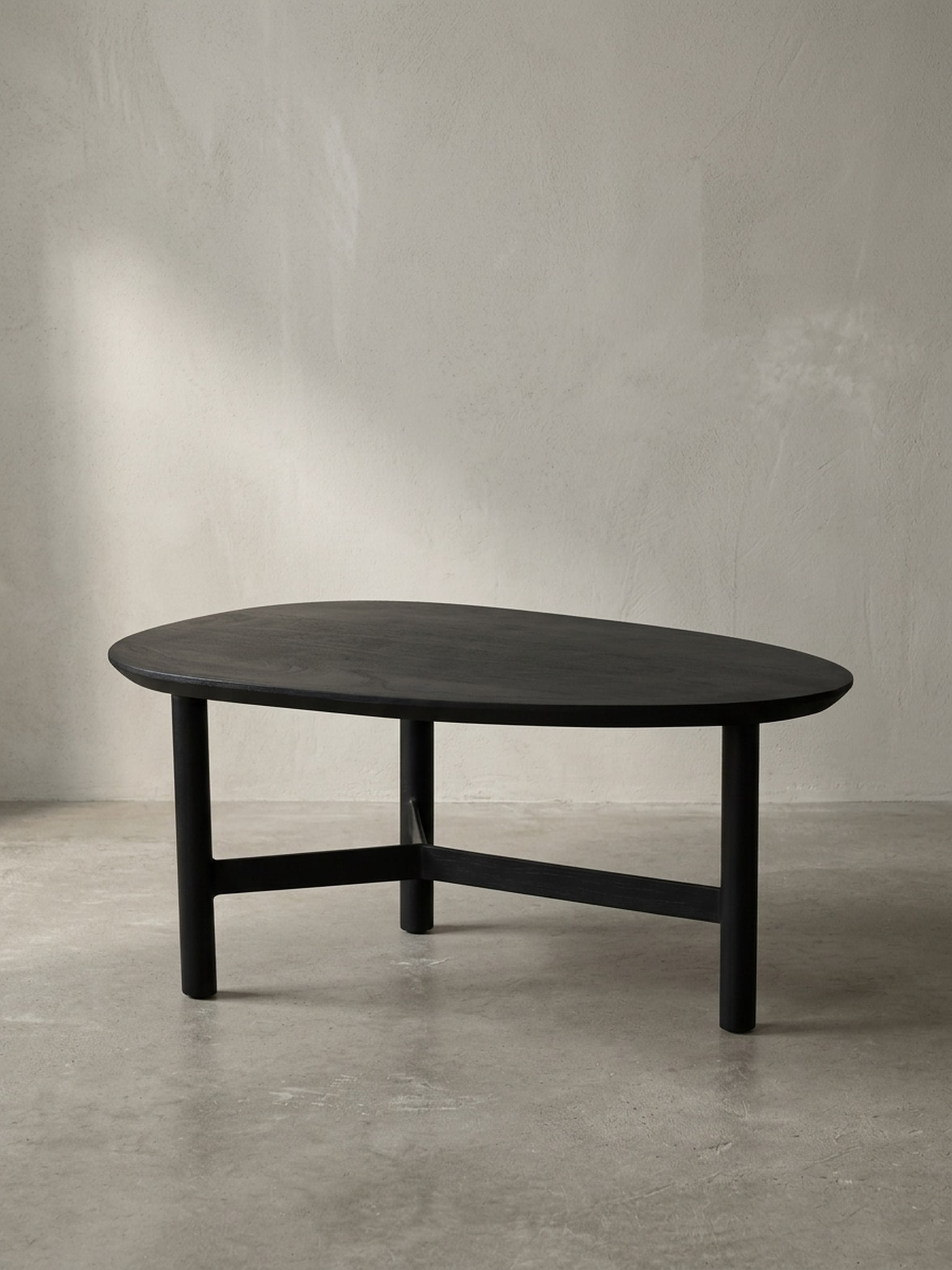 Couchtisch Mango Massivholz in Schwarz, Nierenform, 86x50x37 cm - Bild 1