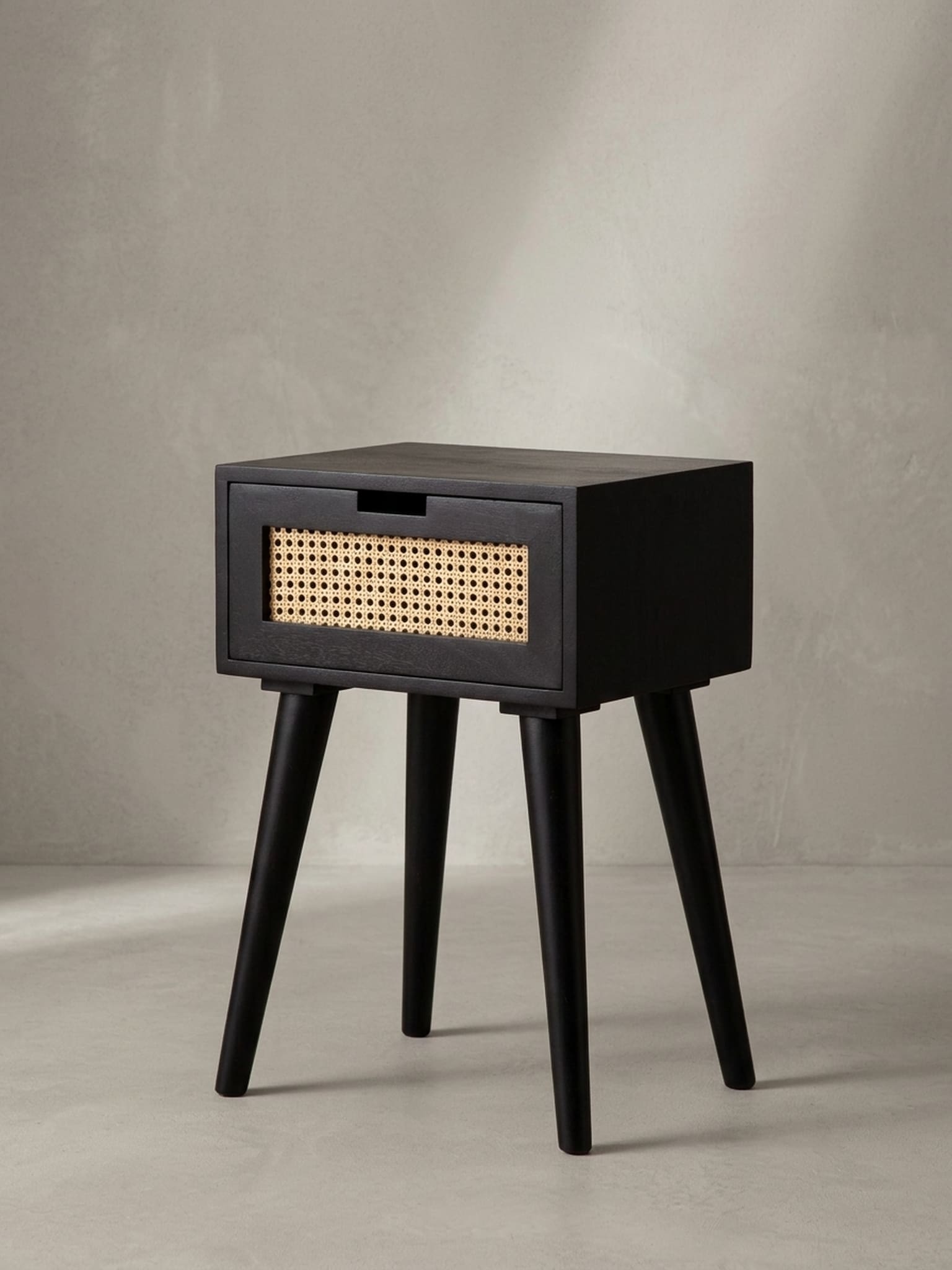 Nachttisch &ndash; Mango Massivholz/Rattan, 40x60x30 cm, Schwarz, 1 Schublade, Wiener Geflecht - Bild 1