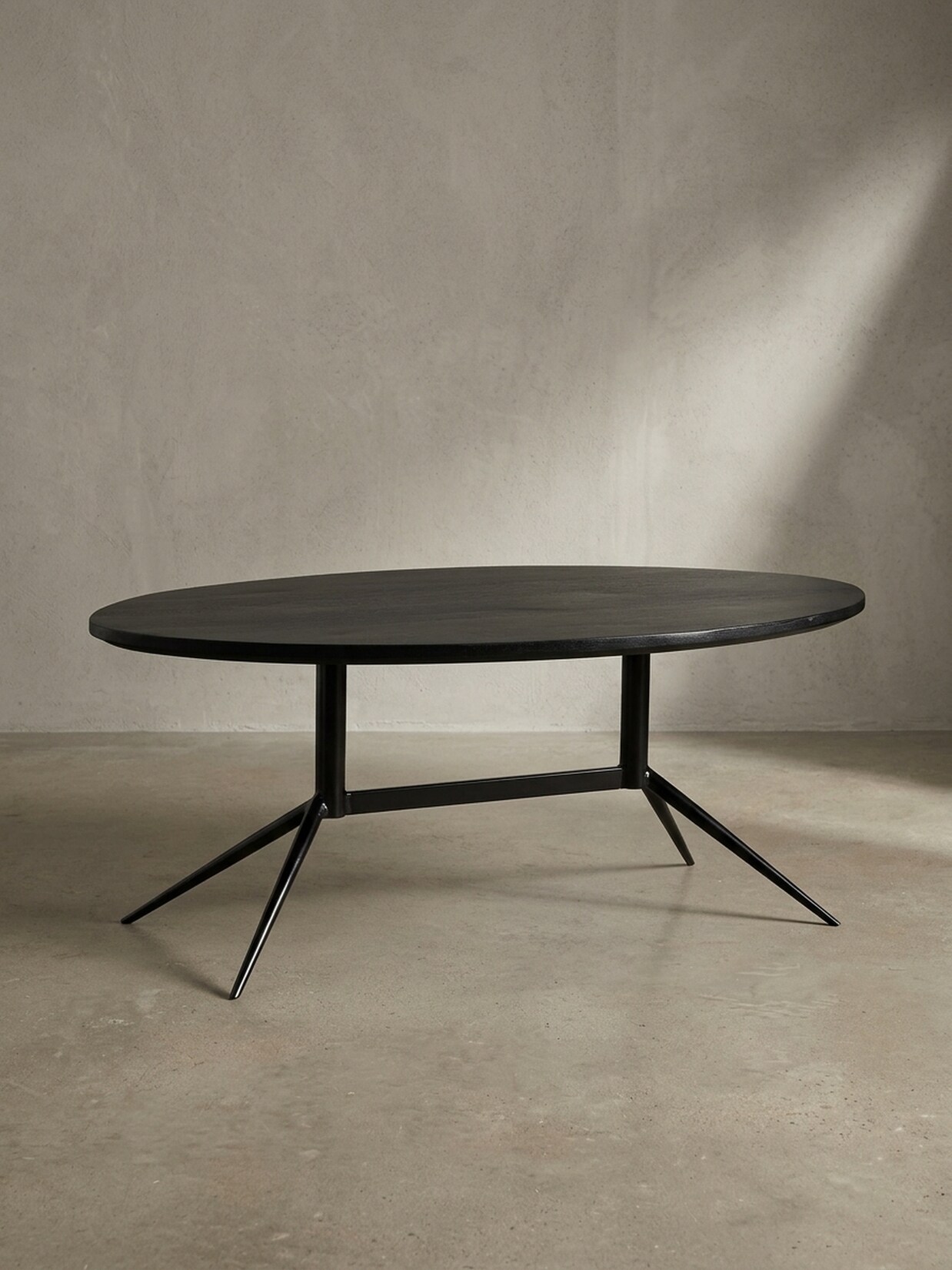 Couchtisch Oval in Schwarz aus Mango Massivholz und Metall, 90x50x35 cm mit natürlicher Holzmaserung