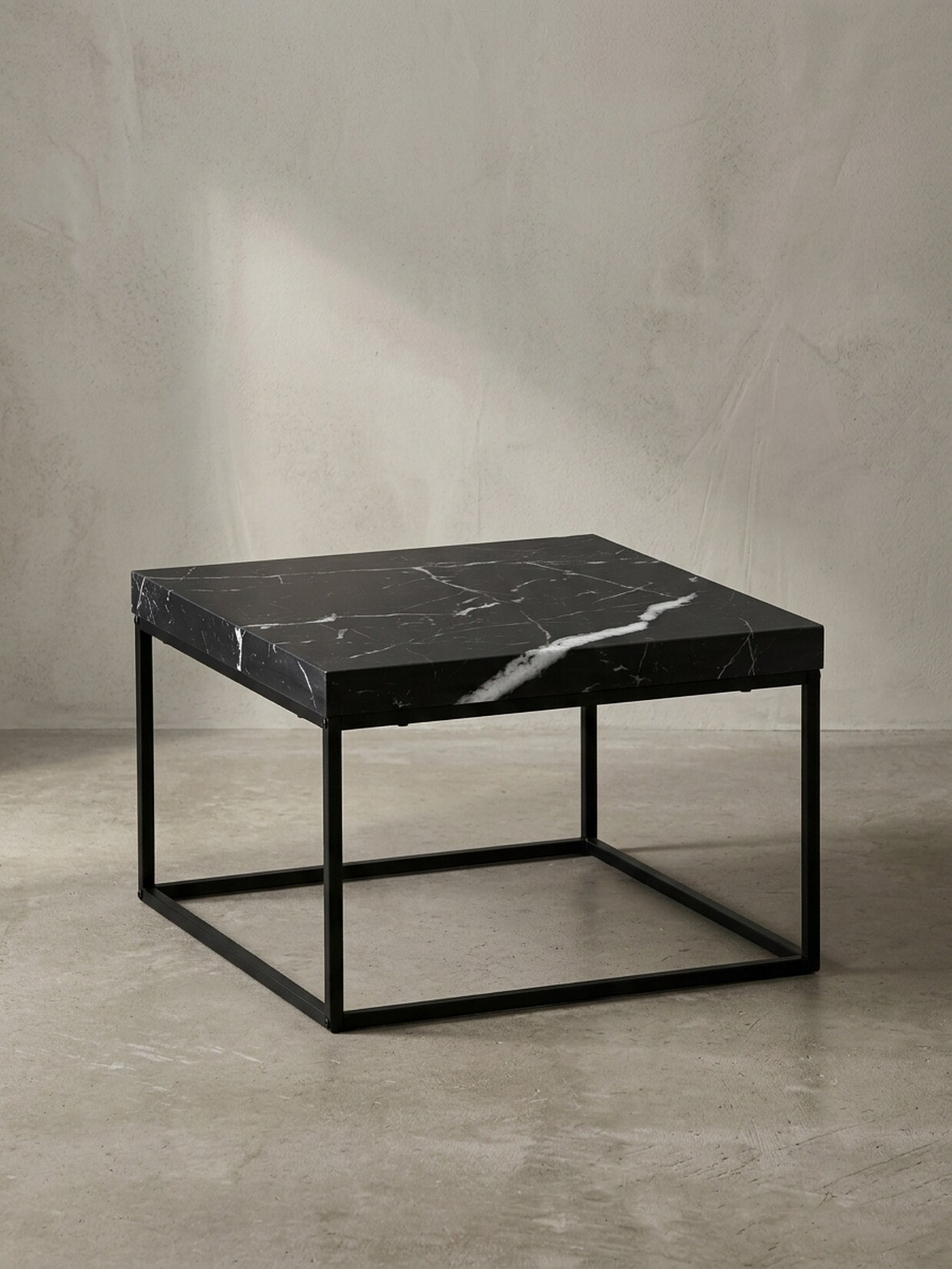 Couchtisch in Stein-Optik mit Metallbeinen im modernen Design, Schwarz 60x60x38 cm