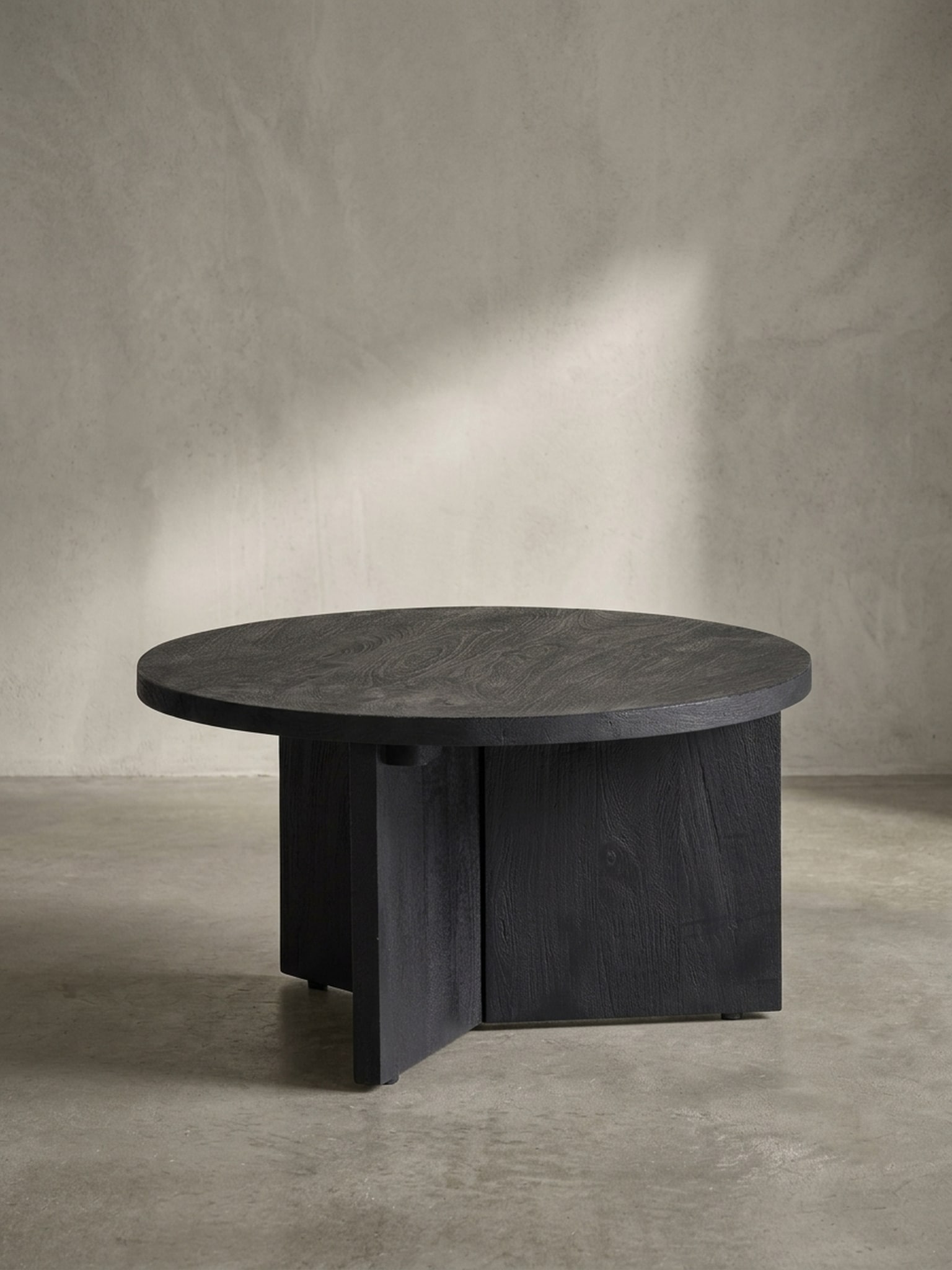 Couchtisch rund in Schwarz, aus Massivholz Mango, 60x60x33cm, Dreibein-Design, Niedrig, Modern, mit Naturholzmaserung - Bild 1