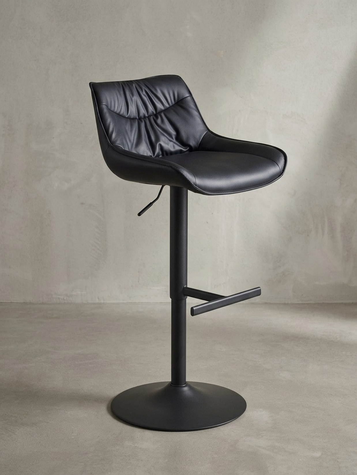 Barhocker – Kunstleder Schwarz, Rückenlehne, höhenverstellbar 86–106 cm, Trompetenfuß, 100 kg