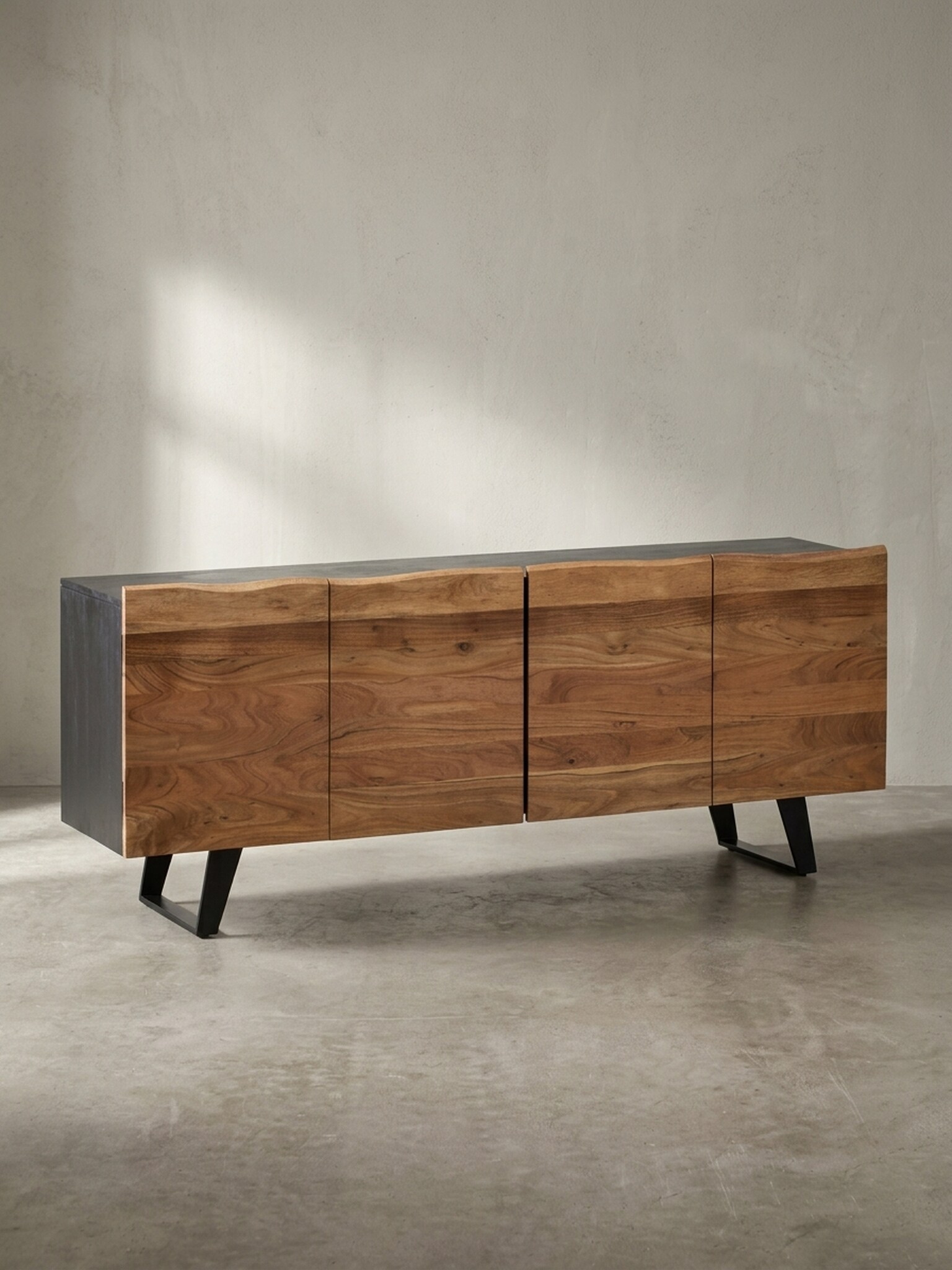 Sideboard &ndash; Akazie Massivholz, 180x75x45&nbsp;cm, mit Baumkante, T&uuml;ren, Metallbeine - Bild 1