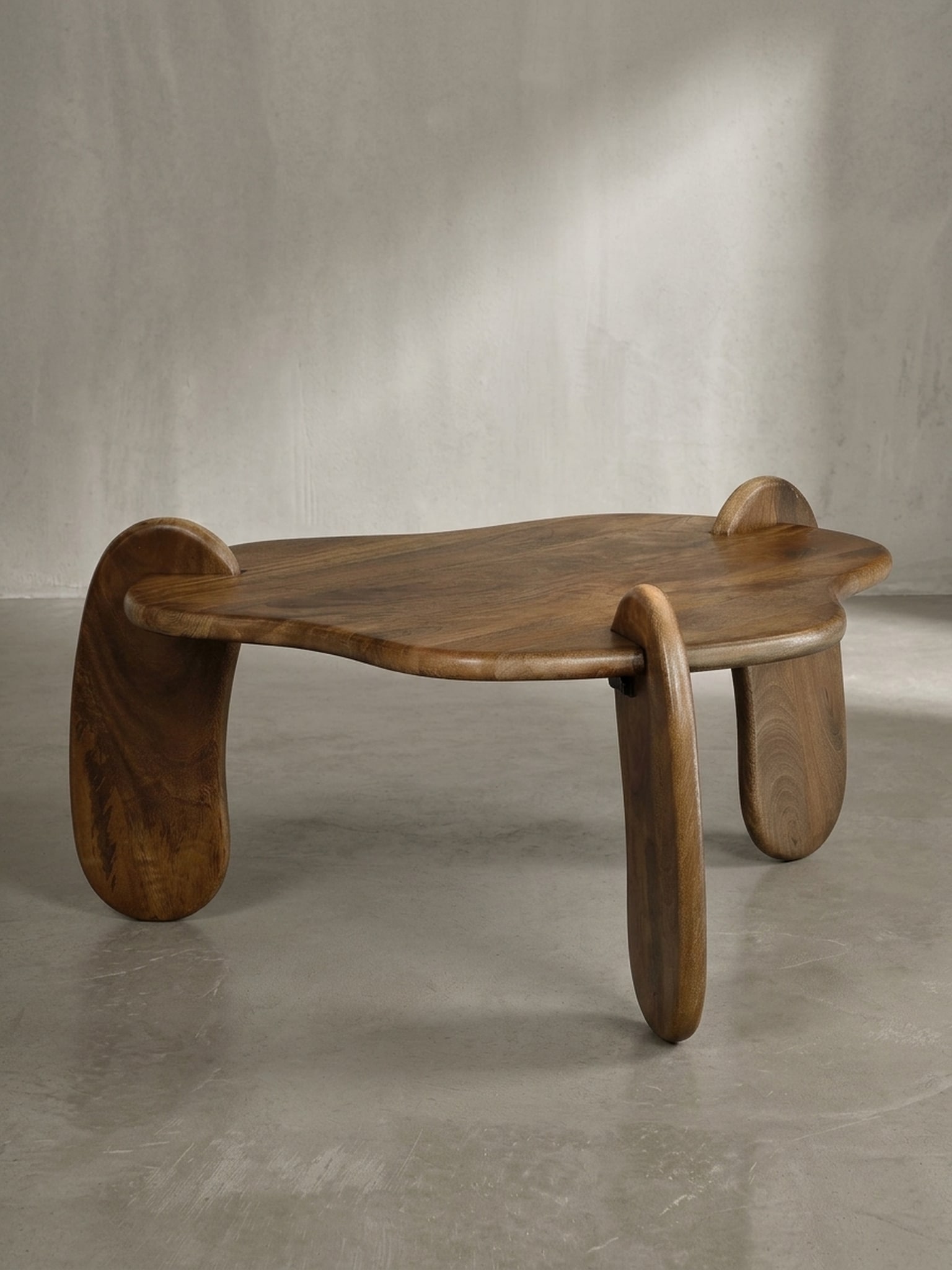 Couchtisch in Walnussfarbe aus Mangoholz Massiv, Niedriges Dreibein-Design, Organisch, 78x78x39.5cm - Bild 1