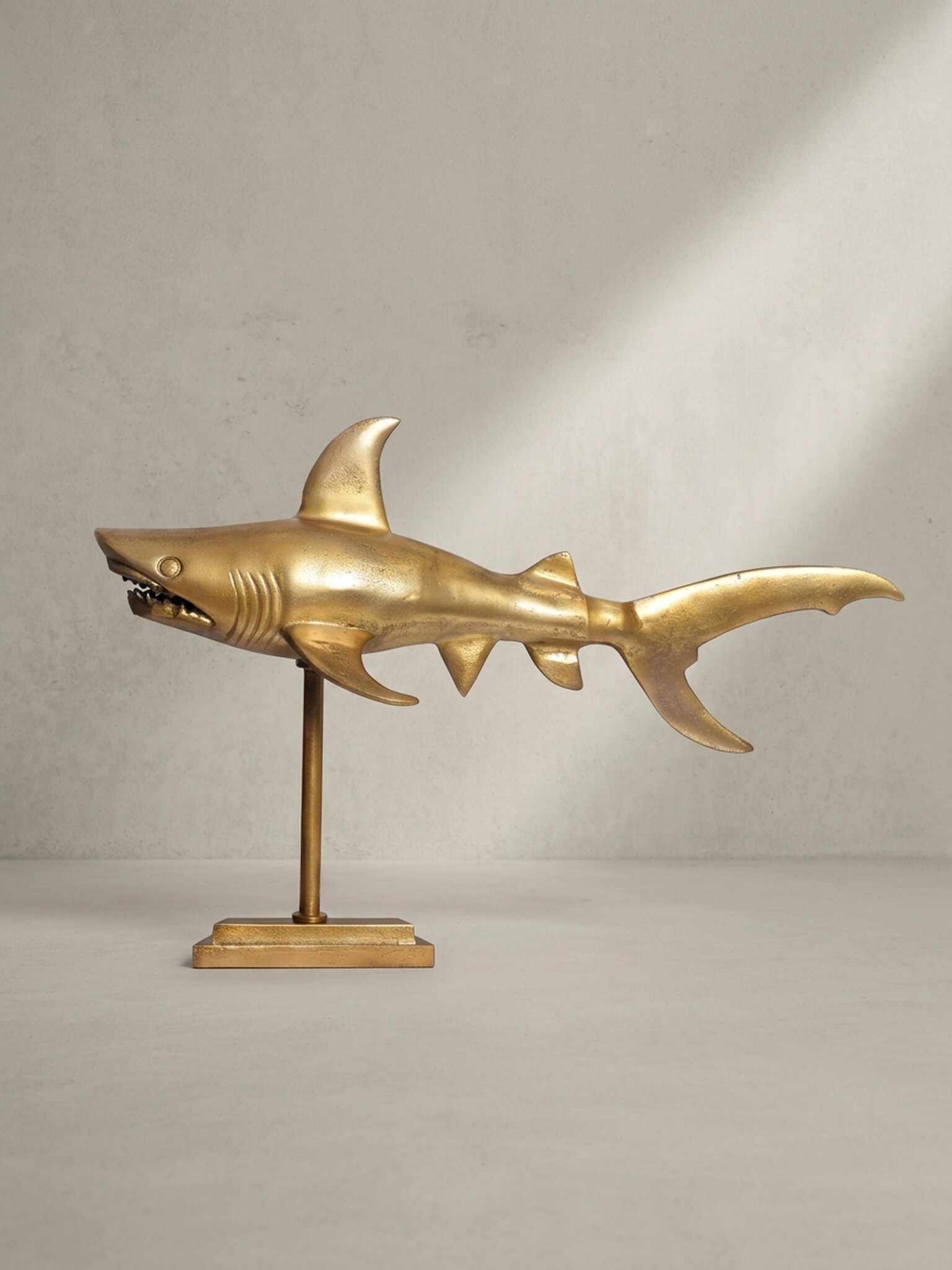 Dekofigur Hai Aluminium 70 cm mit Sockel im maritimen Stil, Gold 70x27x49 cm - Bild 1