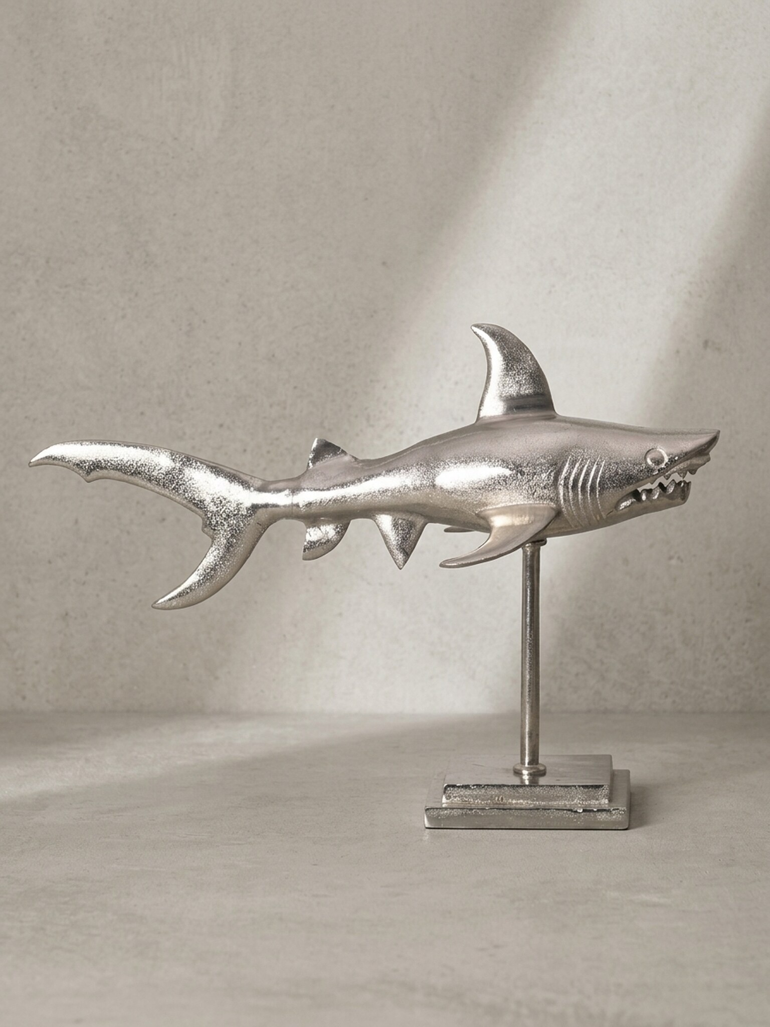 Dekofigur Hai Aluminium 70 cm mit Sockel im maritimen Stil, Silbern 70x27x49 cm - Bild 1
