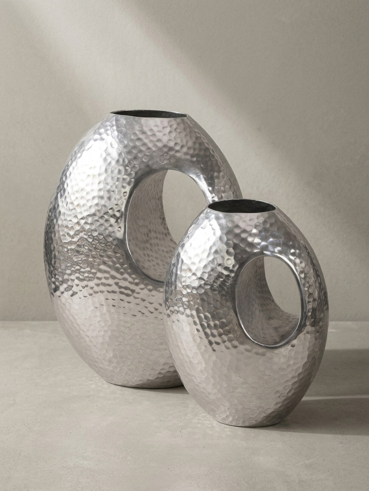 Vase 2er Set Aluminium mit Tragegriff Hammerschlag Modern Handgefertigt, Silbern 29x17x39 cm
