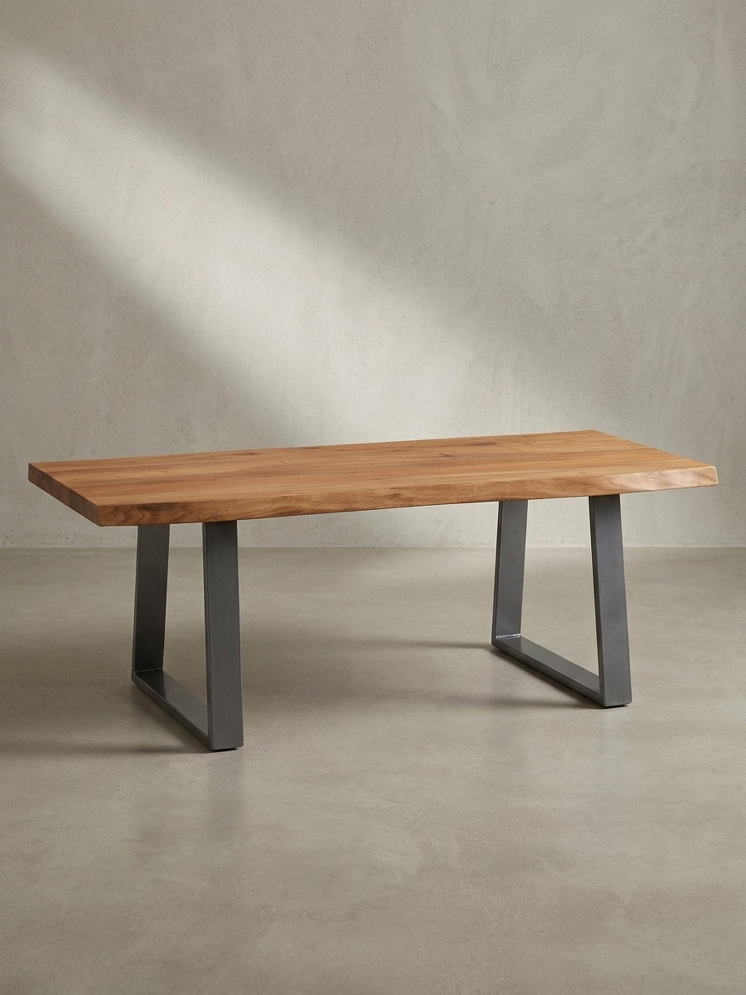Couchtisch aus Akazie Massivholz mit Metall-Trapezbeinen und Baumkante im Design-Stil, Akazie-Silber 120x60x46 cm - Bild 1