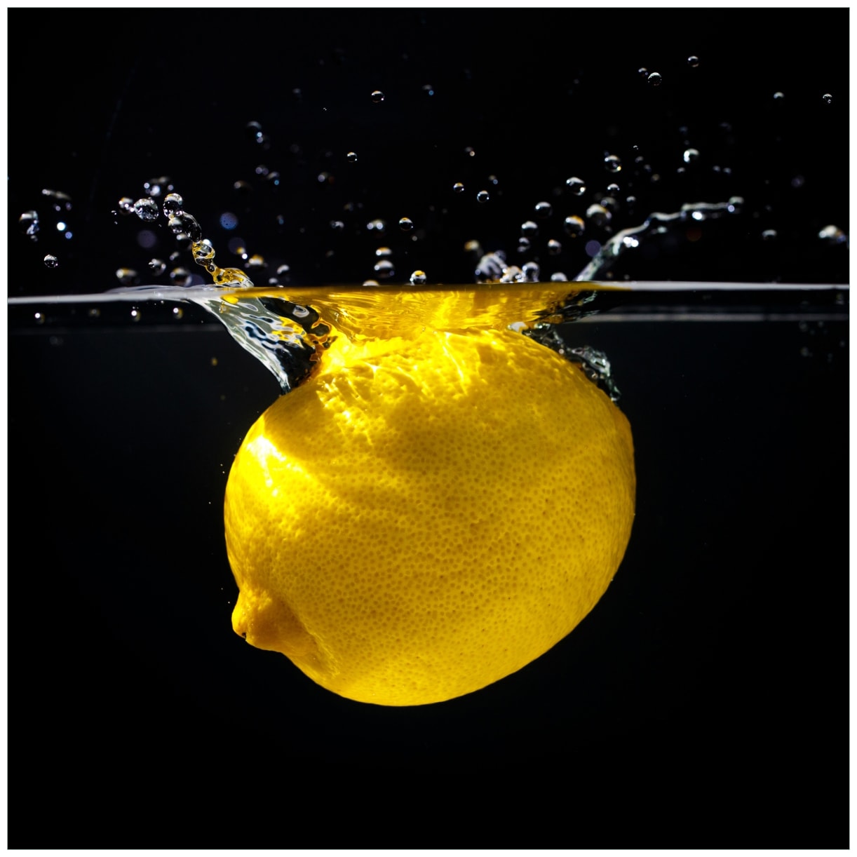 Wallario Magnetfolie 60 x 60 cm Zitrone im Wasser - Frisches Obst f&uuml;r die K&uuml;che - Bild 1