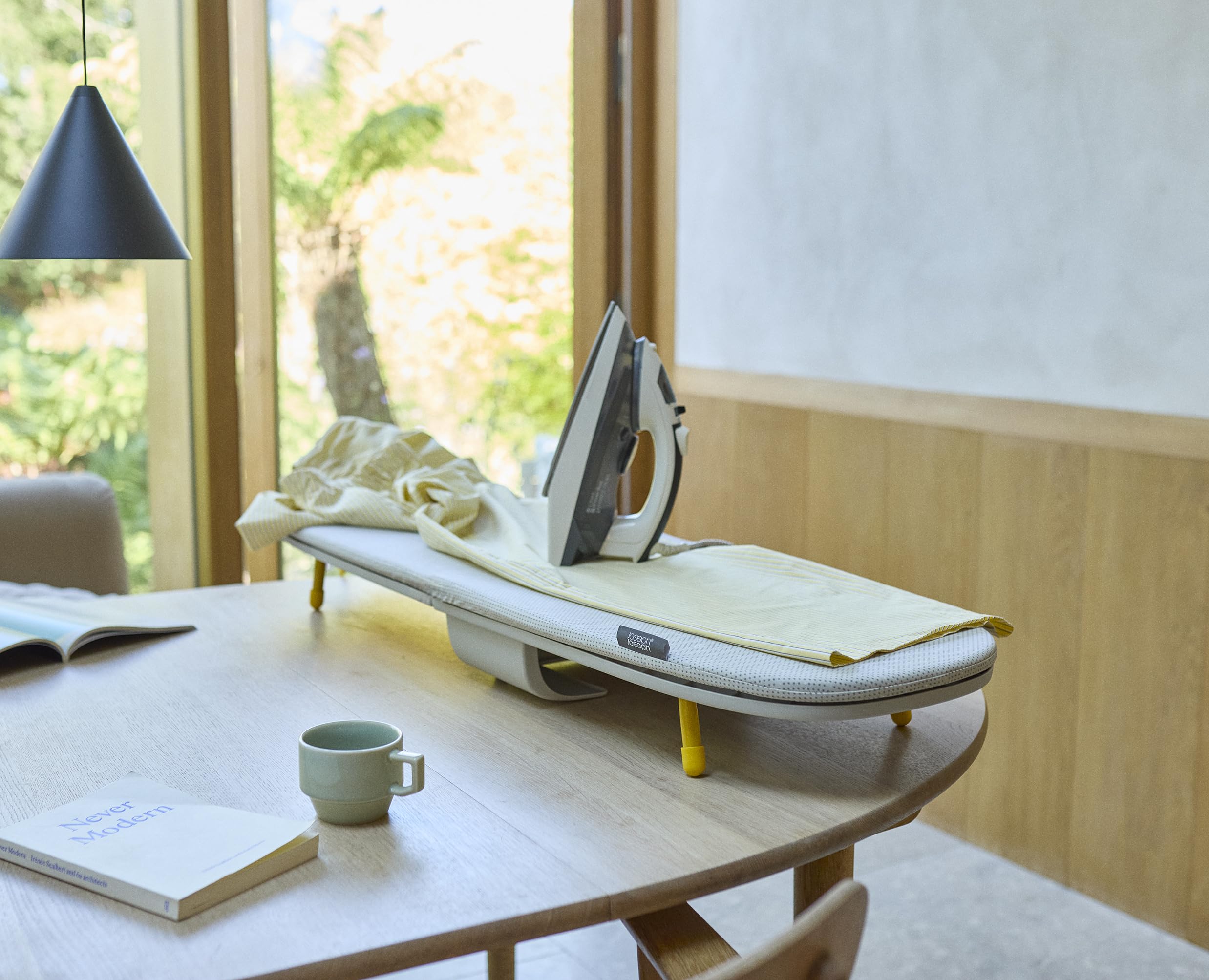 Joseph Joseph Pocket Max Tischbügelbrett, 110cm Bügelfläche, Faltbares Mini- Bügelbrett mit Aufhängehaken online kaufen bei Netto